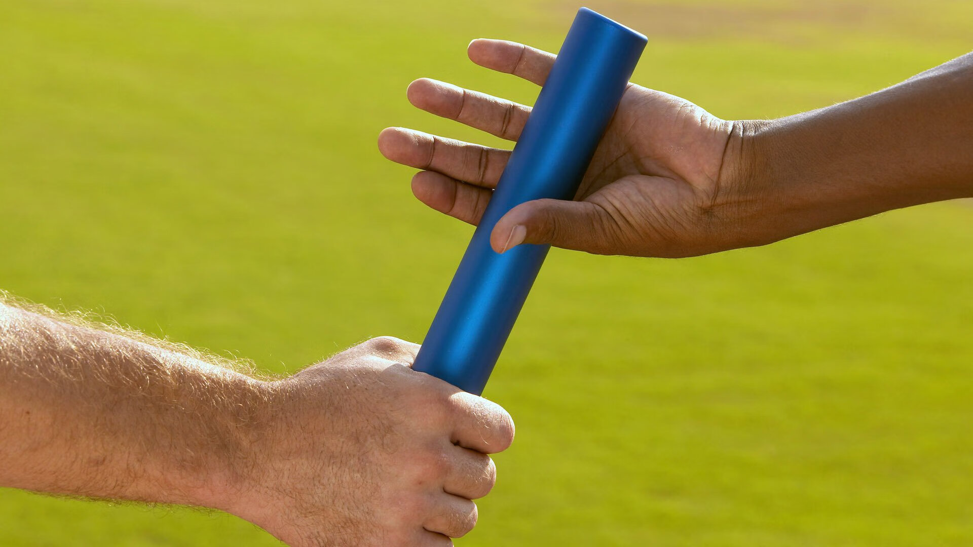 “高速超车：在弯道中破风前行的瞬间”，高速超车道行车规则