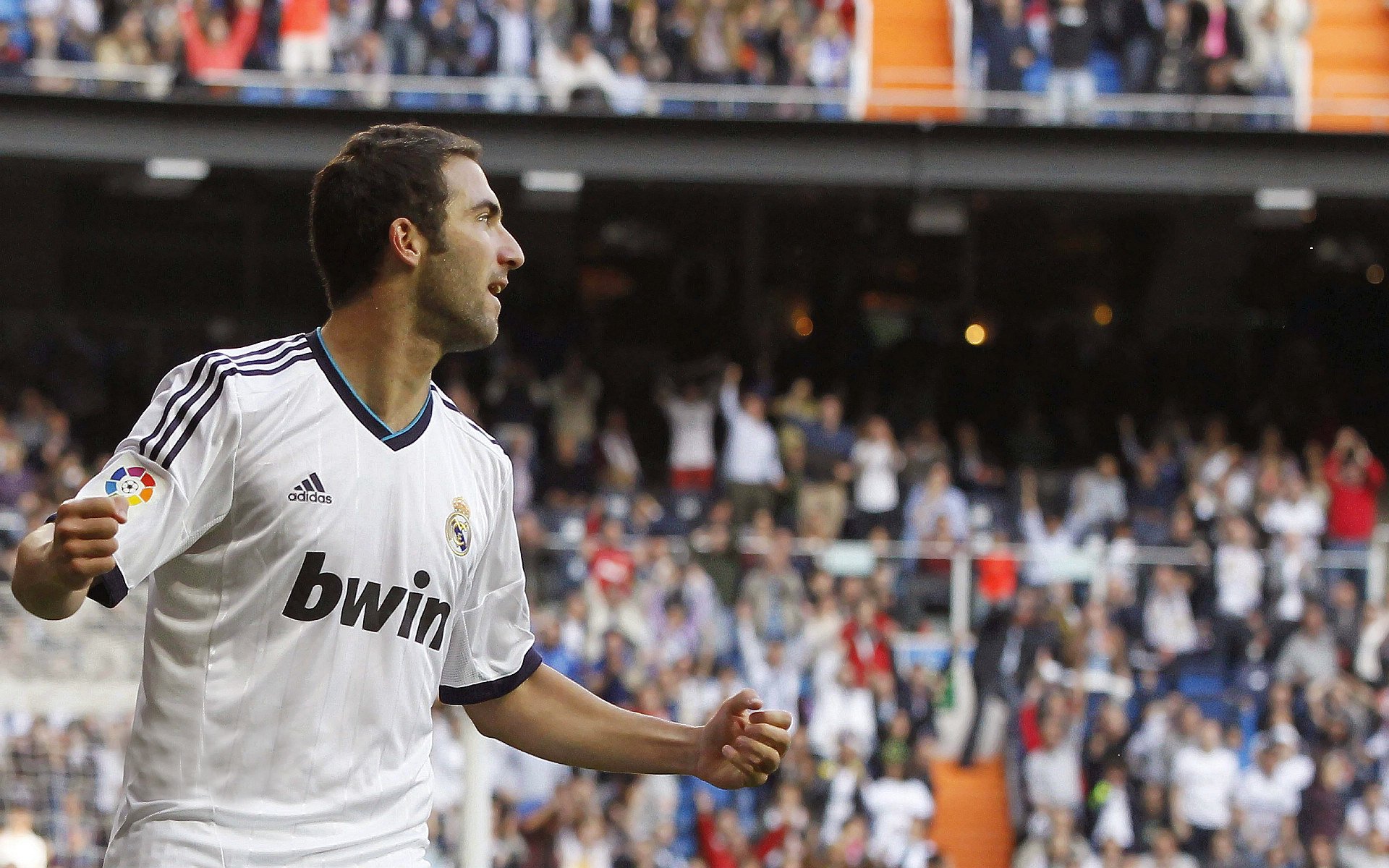 “黑哨”事件：裁判失误引发全民热议，黑哨是啥意思